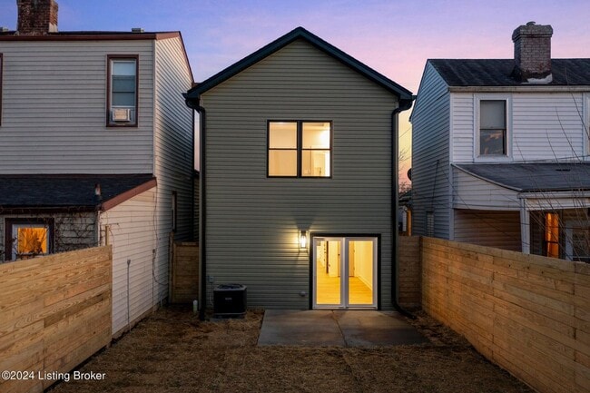 Building Photo - 923 E Oak St