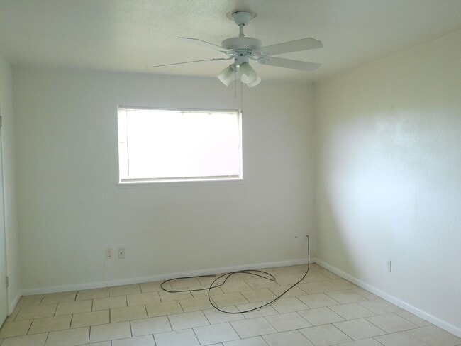 Foto del edificio - 5723 Crestmore Dr