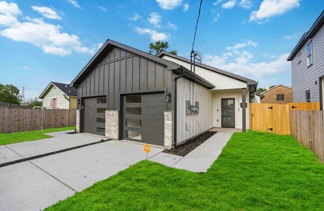 Building Photo - 5313 Bacher St
