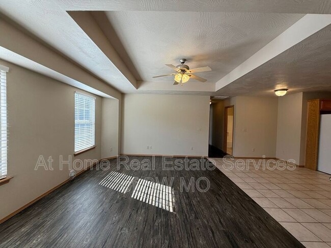 Foto del edificio - 1947 S Farm Rd 123