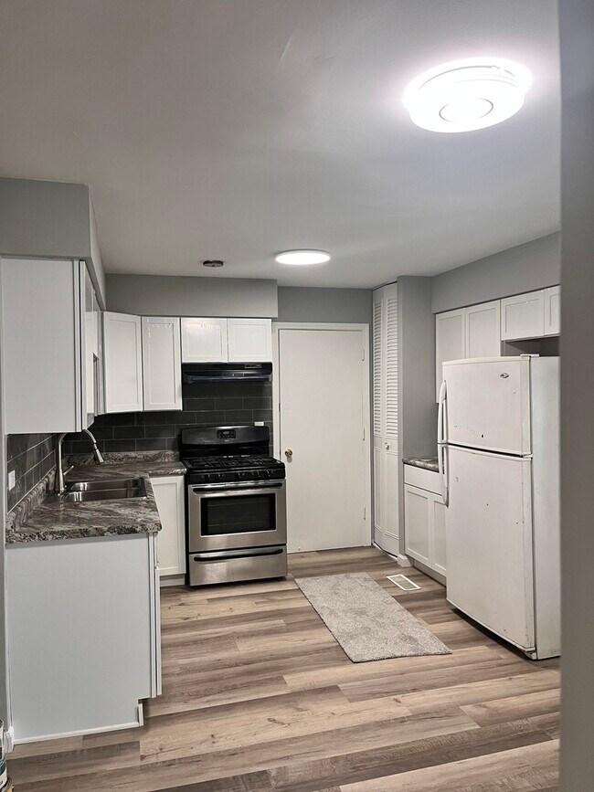 Building Photo - 1742 Amherst Cir