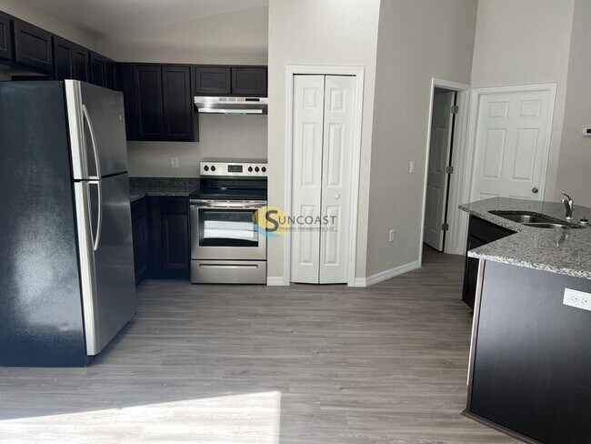 Foto del edificio - Only offering a minimum lease length of 15...