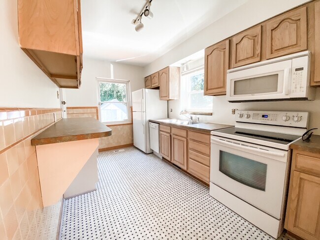 Foto del edificio - 6604 Buckingham Pl