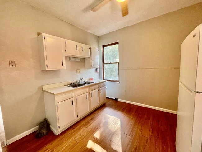 Foto del edificio - 151 Kendall Ave