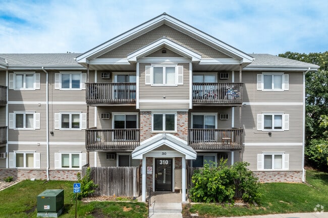 Building Photo - Oak Crossing