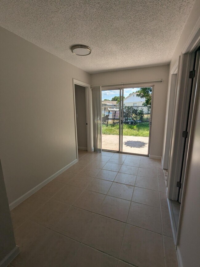 Building Photo - 4552 SE Ontario Dr
