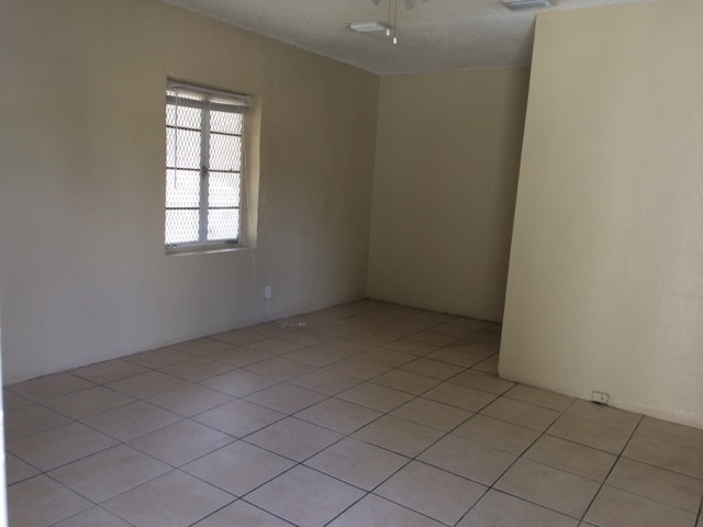 Building Photo - Nice 2-1 house with central air