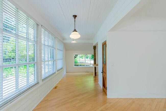 Foto del edificio - 3BR+Office/2BA Sycamore Park Mill Valley D...