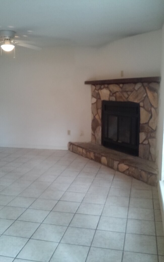 Hermosa chimenea en la sala de estar. - 44 5th St