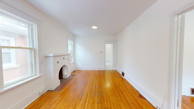 Photo du bâtiment - NEWLY RENOVATED 2BD+DEN IN OLD SOUTH LONDON