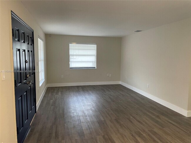 Foto del edificio - 2460 SW 16th St