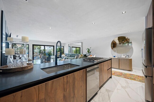 Foto del edificio - 3904 NE 167th St