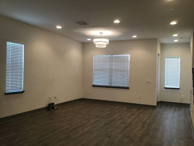 Building Photo - Orlando 3 BEDROOM Townhome Located In SODO