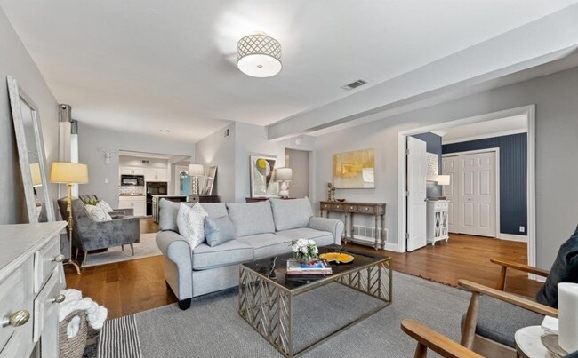 Foto del edificio - 8804 Larchwood Dr