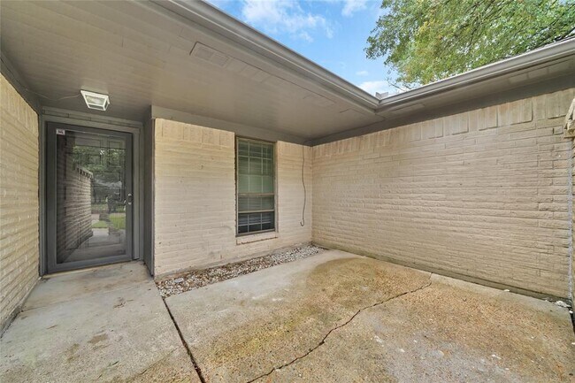 Building Photo - 16126 La Cabana Dr