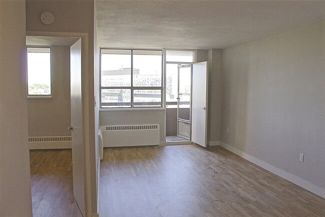 Building Photo - 230 Oak St