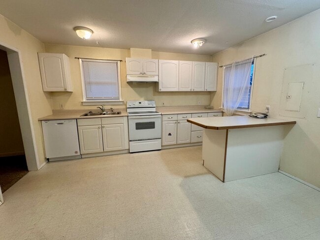 Building Photo - Now Available – Charming 2-Bedroom Cottage in Shelton!