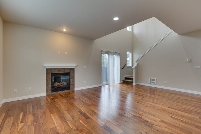 Building Photo - Mill Creek Townhome Available Now!