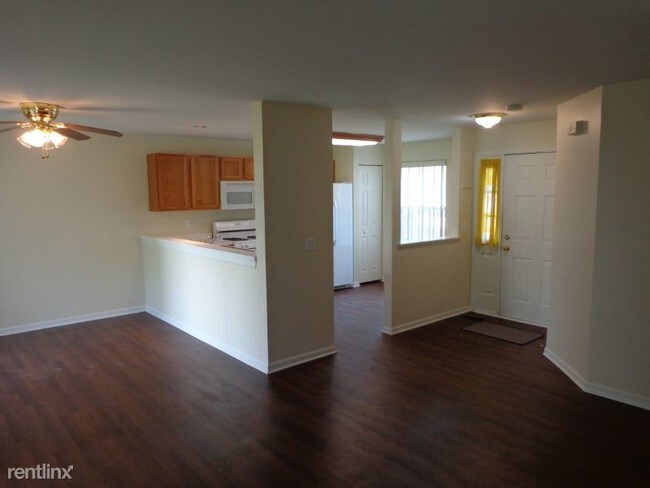 Building Photo - 2 br, 1.5 bath Townhome - 2300 Woodside Drive