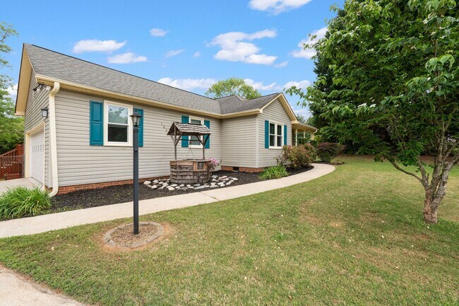 Building Photo - 3BR, 2BA Ranch Home with 2 Car Garage Situ...