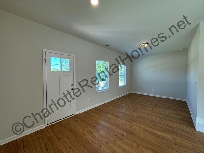 Foto del edificio - New 3 bed 2.5 bath home in Hickory!