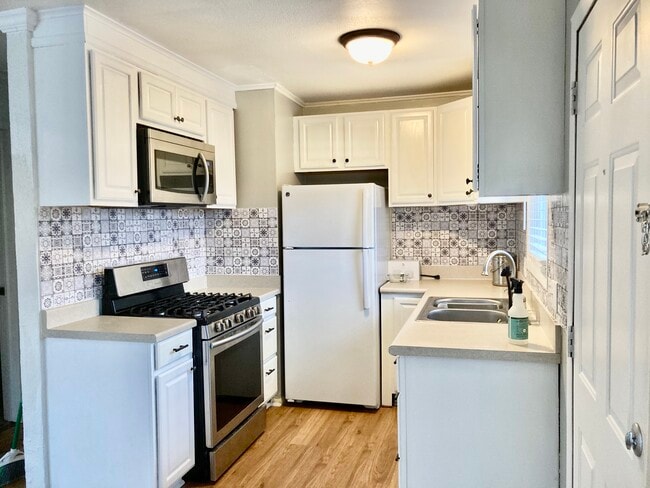 Kitchen - 3130 La Salle Dr