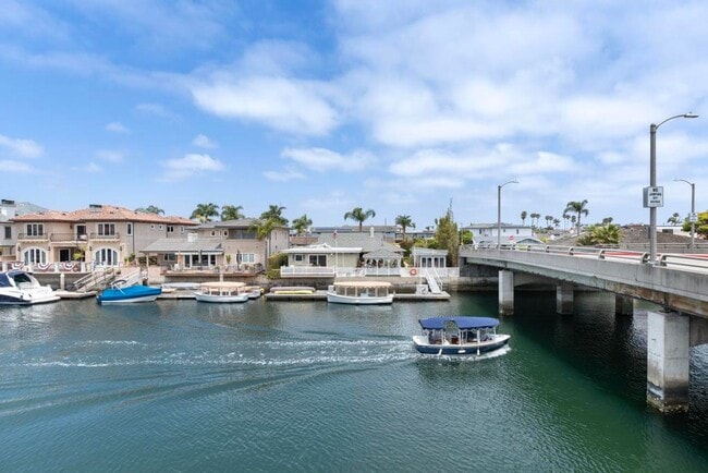 Foto del edificio - Stunning 5-Bed, 4-Bath Fully Furnished Hom...