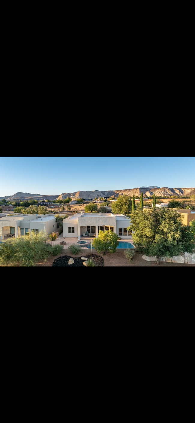 Building Photo - 1747 W Red Cloud Cir