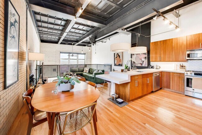 Building Photo - 1128 W Ardmore Ave