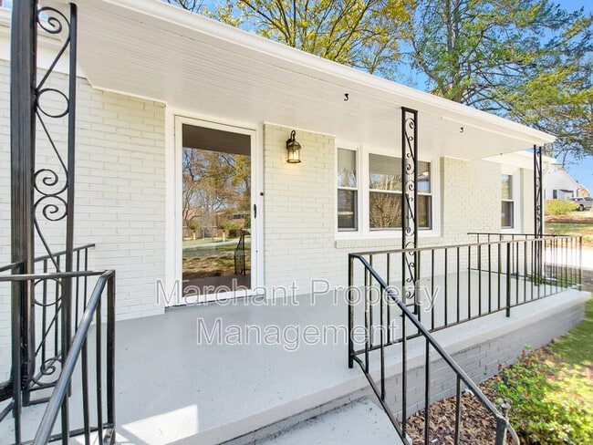 Building Photo - 8 E Circle Ave