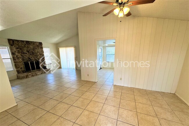 Building Photo - 6637 W Poinsettia Dr