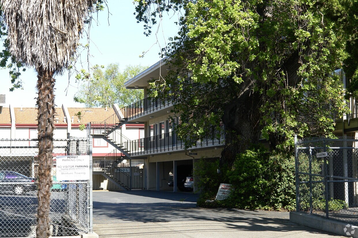 Building Photo - 410 Redwood Ave