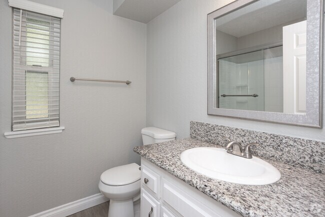 1 habitación, 1 baño - 727 pies cuadrados - Baño - Beachpoint Apartments