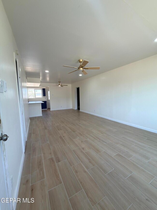 Foto del edificio - 7605 Parkland Dr