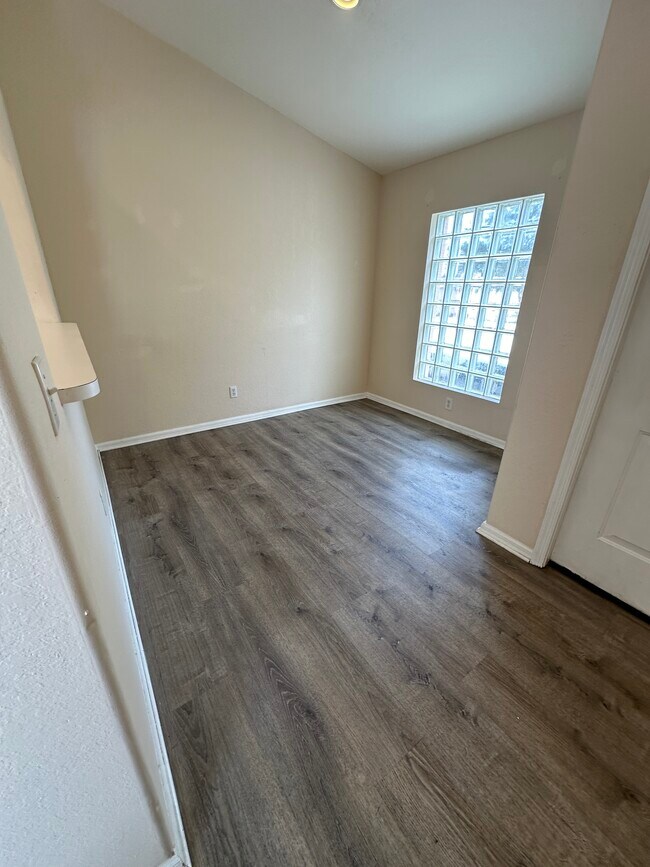 Foto del edificio - 26747 Little John Ct