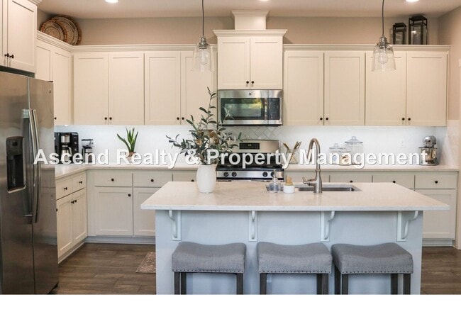 Foto del edificio - 4 Bed/3 Bath Hillsboro Laurel Oaks Neighborhood, Solar Panels, 1 or 2 Pets Allowed with Pet Rent,...