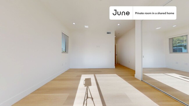 Building Photo - Private bedroom in 4 bed/3 bath Home