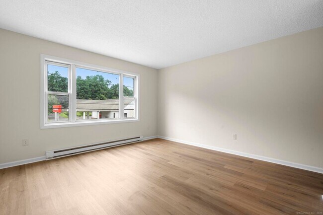 Foto del edificio - 100 Meriden Rd