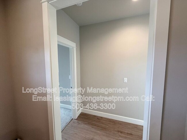 Building Photo - 5028 SW Hudson Ave