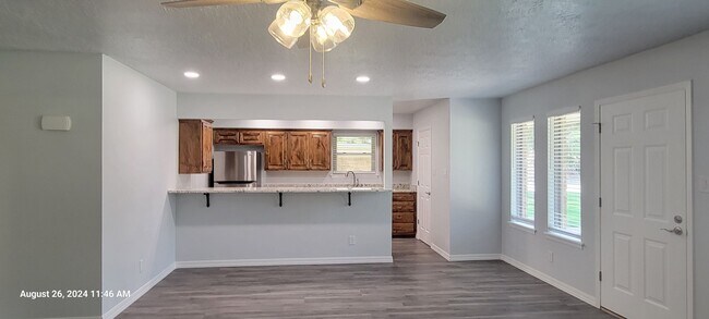 Foto del edificio - GROUND LEVEL UPDATED COLONIAL PARK CONDO