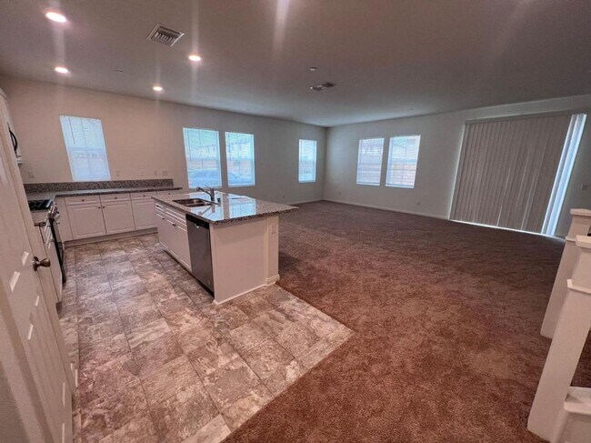Building Photo - 5 Bedrooms For Rent - 3970 E Catalina St