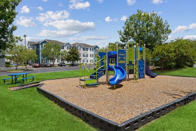 Building Photo - $1,555 3 Bed / 3 Bath Near UF | Limited Special | Immediate or August Move-In