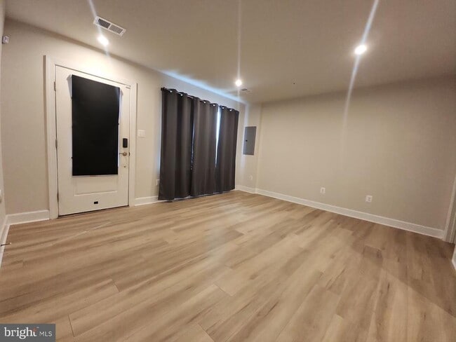 Building Photo - 6730 Belcrest Rd