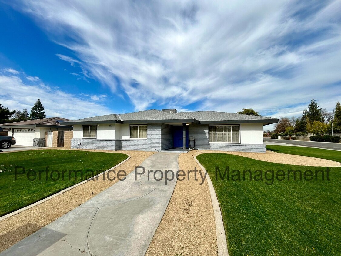 Foto principal - Beautifully Remodeled 4 Bed/2 Bath Home in...