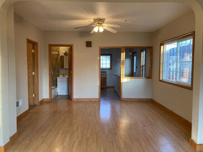 Building Photo - 2 Bedroom House