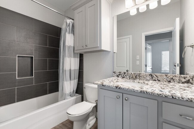 Foto del edificio - * MOVE IN SUMMER 6/29/2026* 6 Bed 4 Bath H...