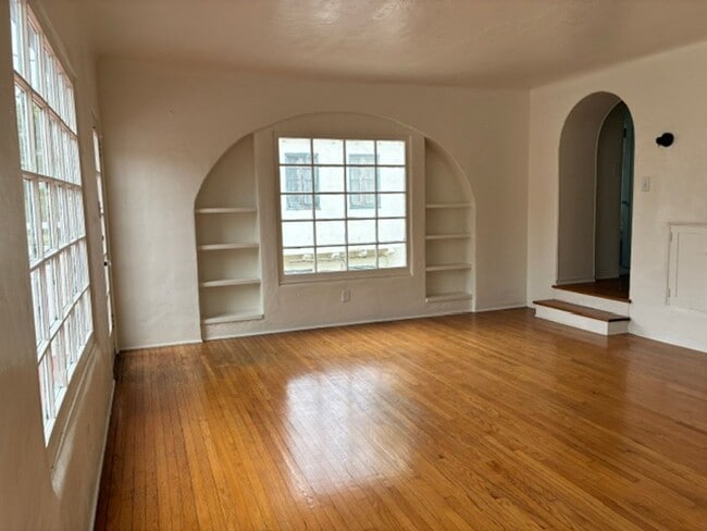Building Photo - 2112