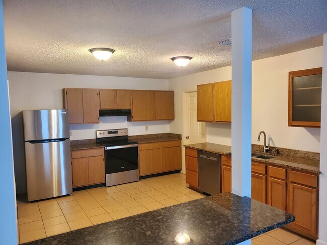 Building Photo - Hunters Chase Charming 3 Bedroom Single St...