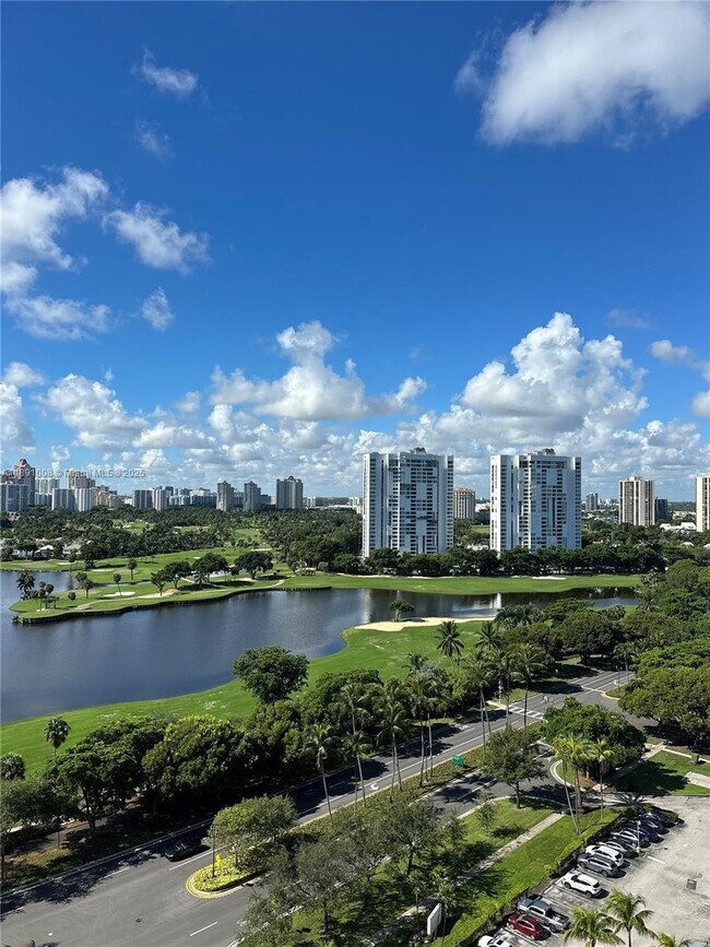 Foto del edificio - 3675 N Country Club Dr