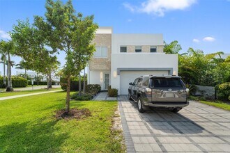 Building Photo - 6810 NW 103rd Pl